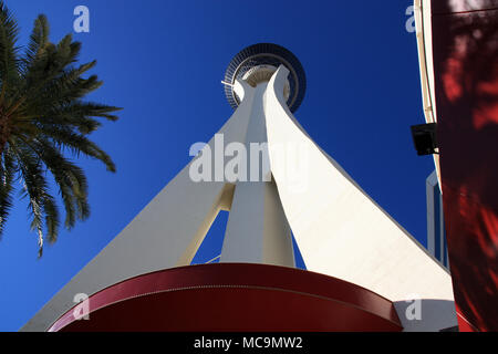 Bella vista esterna verso la parte superiore della stratosfera torre davanti al Stratosphere Las Vegas Hotel e Casino, Las Vegas, NV, STATI UNITI D'AMERICA Foto Stock