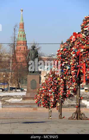 Alberi di amore sul ponte Luzhkov a Mosca, Russia Foto Stock