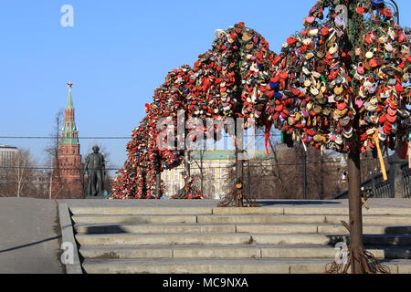 Alberi di amore sul ponte Luzhkov a Mosca, Russia Foto Stock