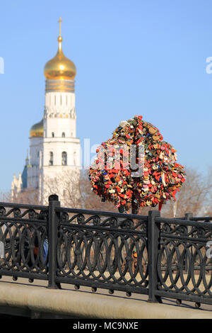 Alberi di amore sul ponte Luzhkov a Mosca, Russia Foto Stock