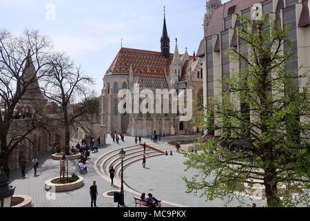 San Mattia chiesa cattolica romana. Il bastione dei pescatori. Budapest, Ungheria. Hot luminosa giornata di primavera. Aprile 2018. Foto Stock