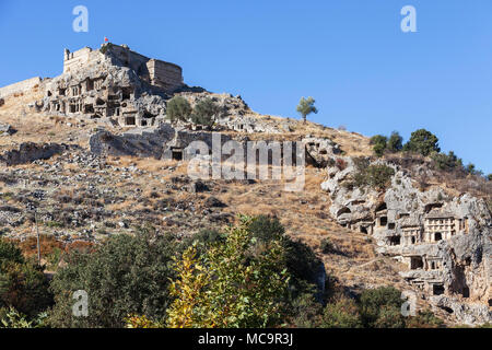 Le tombe di roccia nella città antica di Tlos in Fethiye in Turchia. Foto Stock