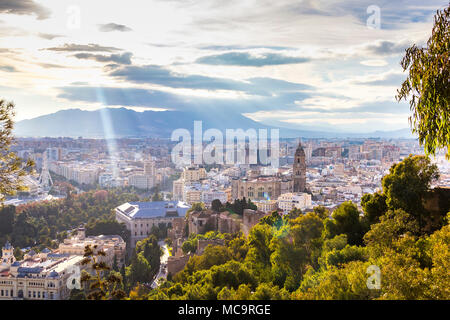 Vista aerea di Malaga con Alcazaba, municipio, e Cahedral di Malaga, Spagna Foto Stock