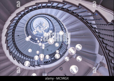 Cecil Brewer scalinata a spirale con Bocci luci a guarire il Negozio mobili, Tottenham Court Road, London REGNO UNITO Foto Stock