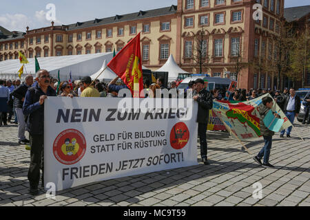 Mannheim, Germania. Xiv Apr, 2018. I manifestanti portano un banner che recita "No alla guerra - i soldi per l'istruzione invece di armi - Passo ora immediatamente'. Il popolo curdo e i tifosi tedeschi hanno marciato attraverso Mannheim per protestare contro la continua occupazione della città siriana di Afrin, che era controllata dalla popolare curda Unità di Protezione (YPG) prima che hai conquistato dall'esercito turco. Essi inoltre hanno protestato contro la partecipazione tedesca attraverso le esportazioni di armi alla Turchia. Credito: Michael Debets/Pacific Press/Alamy Live News Foto Stock