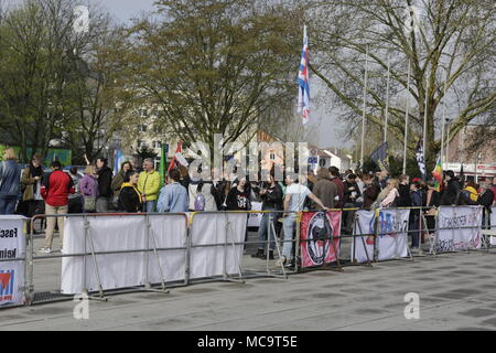 Flörsheim Am Main, Germania. Xiv Apr, 2018. Il contatore manifestanti stand al di fuori della sede del partito AfD conferenza, separati da una barriera. Persone di diverse organizzazioni politiche e sindacali hanno protestato al di fuori del palazzo municipale in Flörsheim am Main, contro il partito di convenzione del diritto-ala partito AfD (alternativa per la Germania) che stava parlando posto interno con la selezione dei candidati per la prossima elezione di stato in Assia. Credito: Michael Debets/Pacific Press/Alamy Live News Foto Stock