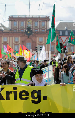 Mannheim, Germania. Xiv Apr, 2018. Una donna che indossa un tradizionale copricapo. Il popolo curdo e i tifosi tedeschi hanno marciato attraverso Mannheim per protestare contro la continua occupazione della città siriana di Afrin, che era controllata dalla popolare curda Unità di Protezione (YPG) prima che hai conquistato dall'esercito turco. Essi inoltre hanno protestato contro la partecipazione tedesca attraverso le esportazioni di armi alla Turchia. Credito: Michael Debets/Pacific Press/Alamy Live News Foto Stock