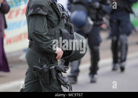 Mannheim, Germania. Xiv Apr, 2018. Close-up di una sommossa degli ufficiali di polizia (senza volto). Il popolo curdo e i tifosi tedeschi hanno marciato attraverso Mannheim per protestare contro la continua occupazione della città siriana di Afrin, che era controllata dalla popolare curda Unità di Protezione (YPG) prima che hai conquistato dall'esercito turco. Essi inoltre hanno protestato contro la partecipazione tedesca attraverso le esportazioni di armi alla Turchia. Credito: Michael Debets/Pacific Press/Alamy Live News Foto Stock