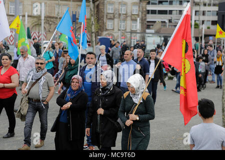 Mannheim, Germania. Xiv Apr, 2018. Manifestanti marzo con striscioni e bandiere attraverso Mannheim. Il popolo curdo e i tifosi tedeschi hanno marciato attraverso Mannheim per protestare contro la continua occupazione della città siriana di Afrin, che era controllata dalla popolare curda Unità di Protezione (YPG) prima che hai conquistato dall'esercito turco. Essi inoltre hanno protestato contro la partecipazione tedesca attraverso le esportazioni di armi alla Turchia. Credito: Michael Debets/Pacific Press/Alamy Live News Foto Stock