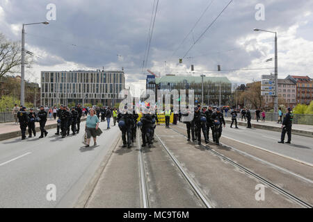 Mannheim, Germania. Xiv Apr, 2018. Un grande numero di ufficiali di polizia accompagna il corteo di protesta. Il popolo curdo e i tifosi tedeschi hanno marciato attraverso Mannheim per protestare contro la continua occupazione della città siriana di Afrin, che era controllata dalla popolare curda Unità di Protezione (YPG) prima che hai conquistato dall'esercito turco. Essi inoltre hanno protestato contro la partecipazione tedesca attraverso le esportazioni di armi alla Turchia. Credito: Michael Debets/Pacific Press/Alamy Live News Foto Stock