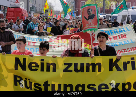 Mannheim, Germania. Xiv Apr, 2018. Manifestanti marzo con striscioni e bandiere attraverso Mannheim. Il popolo curdo e i tifosi tedeschi hanno marciato attraverso Mannheim per protestare contro la continua occupazione della città siriana di Afrin, che era controllata dalla popolare curda Unità di Protezione (YPG) prima che hai conquistato dall'esercito turco. Essi inoltre hanno protestato contro la partecipazione tedesca attraverso le esportazioni di armi alla Turchia. Credito: Michael Debets/Pacific Press/Alamy Live News Foto Stock