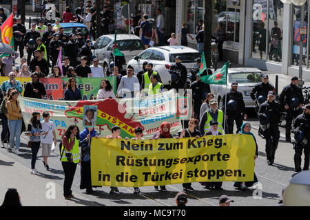 Mannheim, Germania. Xiv Apr, 2018. Manifestanti marzo con striscioni e bandiere attraverso Mannheim. Il popolo curdo e i tifosi tedeschi hanno marciato attraverso Mannheim per protestare contro la continua occupazione della città siriana di Afrin, che era controllata dalla popolare curda Unità di Protezione (YPG) prima che hai conquistato dall'esercito turco. Essi inoltre hanno protestato contro la partecipazione tedesca attraverso le esportazioni di armi alla Turchia. Credito: Michael Debets/Pacific Press/Alamy Live News Foto Stock