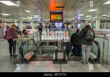 Le scale mobili che portano fino alle piattaforme presso il Plaza de Catalunya stazione ferroviaria di Barcellona, Spagna. Foto Stock