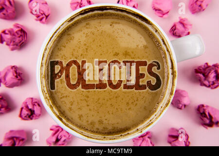 La scrittura della nota mostrando le politiche. Business photo Presentazione Azienda o regole di governo norme regolamentari scritto il caffè nella tazza bianca con Foto Stock