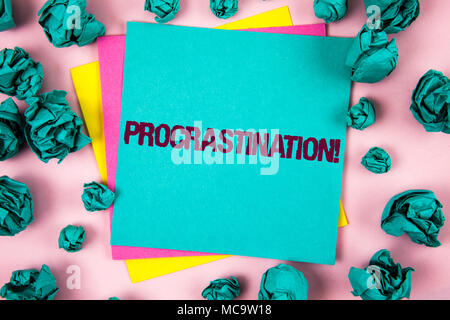 Testo della scrittura della procrastinazione motivazionali di chiamata. Concetto significato ritardare o rinviare qualcosa di noioso scritto una nota adesiva Carta sfondo semplice Crum Foto Stock
