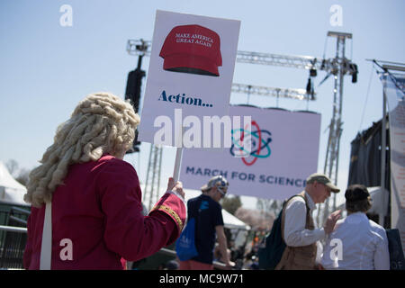 Washington DC, Stati Uniti. Xiv Apr, 2018. Centinaia di manifestanti si riuniscono per il mese di marzo per la scienza, un rally e March sponsorizzata dalla organizzazione no-profit Nature Conservancy. Credito: Michael Candelori/Pacific Press/Alamy Live News Foto Stock