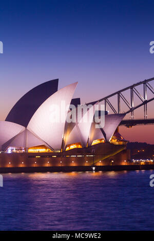 Sydney Opera House di Sydney e il Sydney Harbour Bridge, in Australia, con copia spazio per veste editoriale. Foto Stock