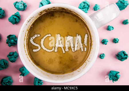 Scrittura testo motivazionale di truffa chiamata. Concetto significato disonesta frode ingannare la gente per fare soldi scritto il caffè nella tazza bianca entro sgualciti Foto Stock