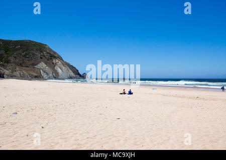 Soft focus la gente sulla spiaggia di sabbia bianca con mare blu un sfondo cielo,vista della gente sulla spiaggia,giovane sulla spiaggia. Foto Stock