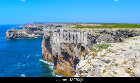 Vista delle famose scogliere di Moher e selvaggio Oceano Atlantico, portoghese costa vicino a Capo San Vincenzo in Portogallo su una soleggiata e limpida giornata con il b Foto Stock