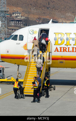 Il Bhutan Airlines Airbus A319 caricamento a Paro e Aeroporto Internazionale di Bhutan Foto Stock