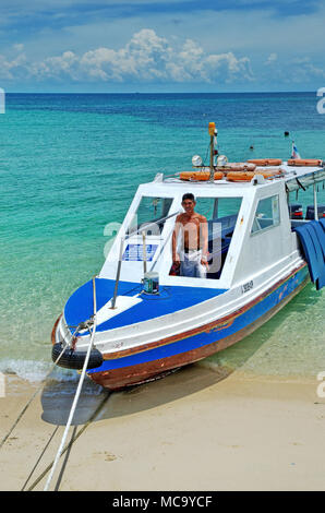 SELINGAN, Malesia - 08 maggio: un uomo non identificato sulla sua barca per il trasporto di turisti sul Selingan iskand, Malaysia a Maggio.08, 2013. Foto Stock