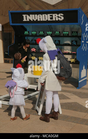 Londra, UK, 14 aprile 2018. Giochi di Londra parade visto molti del grande ,e favorito,video i personaggi sfilano attraverso la città di Londra La London Festival Giochi Giochi sfilata di caratteri è una vetrina della vitalità di giochi iconici personaggi e i disegni ed è abbracciato dal popolo di Londra@Paolo Quezada-Neiman/Alamy Live News Foto Stock