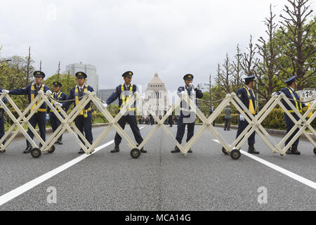 Tokyo, Giappone. Xiv Apr, 2018. Tokyo Metropolitan Police restrizioni di accesso all'edificio dell'Alimentazione Nazionale durante una manifestazione di protesta a Tokyo in Giappone. Organizzatori rivendicazione circa 30.000 manifestanti hanno aderito al rally impegnativo Abe di rassegnare le dimissioni per la Moritomo Gakuen e Kake Gakuen scandali. Credito: Rodrigo Reyes Marin/via filo di ZUMA ZUMA/filo/Alamy Live News Foto Stock