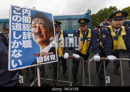 Tokyo, Giappone. Xiv Apr, 2018. Tokyo Metropolitan Police restrizioni di accesso all'edificio dell'Alimentazione Nazionale durante una manifestazione di protesta a Tokyo in Giappone. Organizzatori rivendicazione circa 30.000 manifestanti hanno aderito al rally impegnativo Abe di rassegnare le dimissioni per la Moritomo Gakuen e Kake Gakuen scandali. Credito: Rodrigo Reyes Marin/via filo di ZUMA ZUMA/filo/Alamy Live News Foto Stock