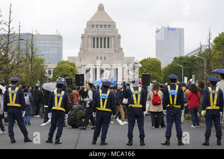 Tokyo, Giappone. Xiv Apr, 2018. Tokyo Metropolitan Police restrizioni di accesso all'edificio dell'Alimentazione Nazionale durante una manifestazione di protesta a Tokyo in Giappone. Organizzatori rivendicazione circa 30.000 manifestanti hanno aderito al rally impegnativo Abe di rassegnare le dimissioni per la Moritomo Gakuen e Kake Gakuen scandali. Credito: Rodrigo Reyes Marin/via filo di ZUMA ZUMA/filo/Alamy Live News Foto Stock