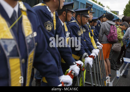 Tokyo, Giappone. Xiv Apr, 2018. Tokyo Metropolitan Police restrizioni di accesso all'edificio dell'Alimentazione Nazionale durante una manifestazione di protesta a Tokyo in Giappone. Organizzatori rivendicazione circa 30.000 manifestanti hanno aderito al rally impegnativo Abe di rassegnare le dimissioni per la Moritomo Gakuen e Kake Gakuen scandali. Credito: Rodrigo Reyes Marin/via filo di ZUMA ZUMA/filo/Alamy Live News Foto Stock