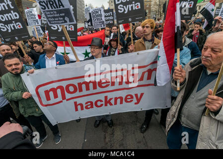 Aprile 13, 2018 - Londra, Regno Unito. Il 13 aprile 2018. Hackney slancio banner nella strada bloack. Fermare la guerra e siriani protestano a Downing St chiamando per Theresea può per fermare i suoi piani di bombardare la Siria con gli Stati Uniti e la Francia in seguito alle relazioni di un'arma chimica attentato ci. Fermare la guerra consegnato una lettera firmata da MPs, sindacalisti e altri e tenuto un rally sul lato opposto di Whitehall, con i discorsi da fermare la guerra e altri attivisti. Rumorosa canto continuato e molti dei presenti ha attraversato la strada a protestare fuori Downing St prima di bloccare entrambe le carreggiate di Whitehall. Dopo Foto Stock