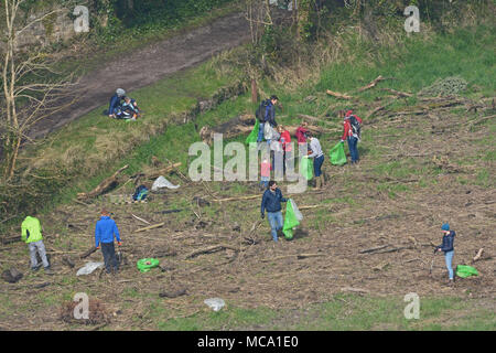 Bristol, Regno Unito, 14 Apri 2018. Grande Pulizia di plastica lungo Avon Gorge come si vede dal famoso ponte sospeso di Clifton e dal lato strada chiamato portway che corre sotto il ponte. grandi gruppi di tutte le età Iniziare una massa pulita. Robert Timoney/Alamy/Live/News Foto Stock