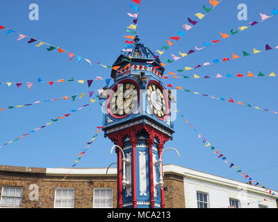 Sheerness, Kent, Regno Unito. Il 14 aprile, 2018. Regno Unito Meteo: un soleggiato e caldo giorno in Sheerness con il blu del cielo. Credito: James Bell/Alamy Live News Foto Stock