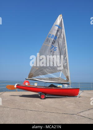 Sheerness, Kent, Regno Unito. Il 14 aprile, 2018. Regno Unito Meteo: un soleggiato e caldo giorno in Sheerness con il blu del cielo. Credito: James Bell/Alamy Live News Foto Stock