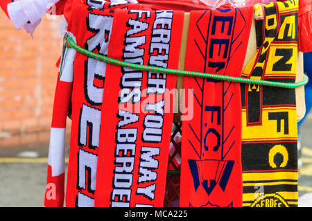 Glasgow, Scotland, Regno Unito. Il 14 aprile, 2018. Coppa scozzese semi-finale tra Aberdeen Football Club e Motherwell Football Club ad Hampden Park. Motherwell ha vinto il gioco di 3-0. Nella foto il calcio sciarpe in vendita. Credito: Berretto Alamy/Live News Foto Stock