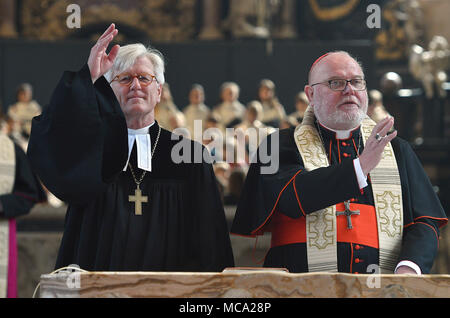 14 aprile 2018, Germania, Treviri: Heinrich Bedford-Strohm (Presidente del Consiglio della Chiesa Evangelica in Germania) e il Cardinale Reinhard Marx (L-R) benedire i credenti in apertura di nationwide 'Woche fuer das Leben" (lit. La Settimana per la vita) delle due grandi chiese cristiane presso la Cattedrale di Treviri. Il motto della campagna per la tutela e la dignità delle persone dall'inizio della loro vita alla sua estremità è 'Kinderwunsch. Wunschkind. Unser tipo!' (lit. Il desiderio di avere figli. previsto bambino. Il nostro bambino!!!). Foto: Harald Tittel/dpa Foto Stock