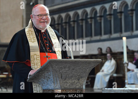 14 aprile 2018, Germania, Treviri: il Cardinale Reinhard Marx predica in apertura di nationwide 'Woche fuer das Leben" (lit. La Settimana per la vita) delle due grandi chiese cristiane presso la Cattedrale di Treviri. Il motto della campagna per la tutela e la dignità delle persone dall'inizio della loro vita alla sua estremità è 'Kinderwunsch. Wunschkind. Unser tipo!' (lit. Il desiderio di avere figli. previsto bambino. Il nostro bambino!!!). Foto: Harald Tittel/dpa Foto Stock