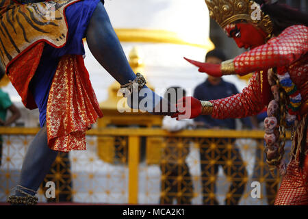 Kathmandu, Nepal. Xiv Apr, 2018. Artisti vestito come divinità eseguire durante il festival Itumbahal, una celebrazione per contrassegnare i nepalesi Nuovo Anno a Kathmandu, Nepal Sabato 14 Aprile, 2018. Credito: Skanda Gautam/ZUMA filo/Alamy Live News Foto Stock