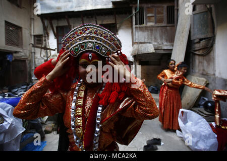 Kathmandu, Nepal. Xiv Apr, 2018. Ragazze vestite come la dea vivente ''Kumari'' prepararsi per le loro prestazioni durante il festival Itumbahal, una celebrazione per contrassegnare i nepalesi Nuovo Anno a Kathmandu, Nepal Sabato 14 Aprile, 2018. Credito: Skanda Gautam/ZUMA filo/Alamy Live News Foto Stock