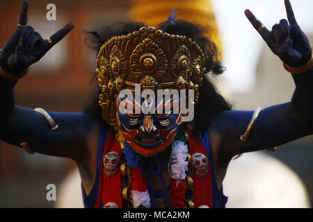 Kathmandu, Nepal. Xiv Apr, 2018. Un artista vestita come una divinità esegue durante il festival Itumbahal, una celebrazione per contrassegnare i nepalesi Nuovo Anno a Kathmandu, Nepal Sabato 14 Aprile, 2018. Credito: Skanda Gautam/ZUMA filo/Alamy Live News Foto Stock