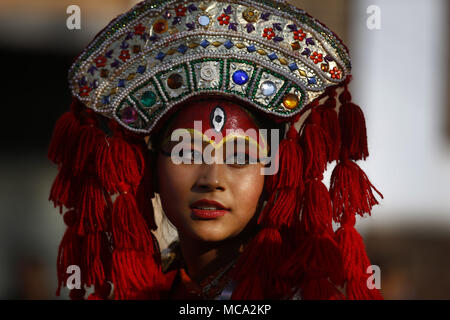 Kathmandu, Nepal. Xiv Apr, 2018. Una ragazza vestita come la dea vivente ''Kumari'' esegue durante il festival Itumbahal, una celebrazione per contrassegnare i nepalesi Nuovo Anno a Kathmandu, Nepal Sabato 14 Aprile, 2018. Credito: Skanda Gautam/ZUMA filo/Alamy Live News Foto Stock