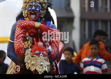 Kathmandu, Nepal. Xiv Apr, 2018. Artisti vestito come divinità eseguire durante il festival Itumbahal, una celebrazione per contrassegnare i nepalesi Nuovo Anno a Kathmandu, Nepal Sabato 14 Aprile, 2018. Credito: Skanda Gautam/ZUMA filo/Alamy Live News Foto Stock