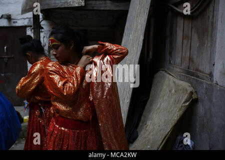 Kathmandu, Nepal. Xiv Apr, 2018. Ragazze vestite come la dea vivente ''Kumari'' prepararsi per le loro prestazioni durante il festival Itumbahal, una celebrazione per contrassegnare i nepalesi Nuovo Anno a Kathmandu, Nepal Sabato 14 Aprile, 2018. Credito: Skanda Gautam/ZUMA filo/Alamy Live News Foto Stock