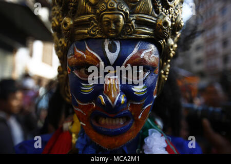 Kathmandu, Nepal. Xiv Apr, 2018. Un artista vestita come una divinità pone davanti a una performance durante il festival Itumbahal, una celebrazione per contrassegnare i nepalesi Nuovo Anno a Kathmandu, Nepal Sabato 14 Aprile, 2018. Credito: Skanda Gautam/ZUMA filo/Alamy Live News Foto Stock