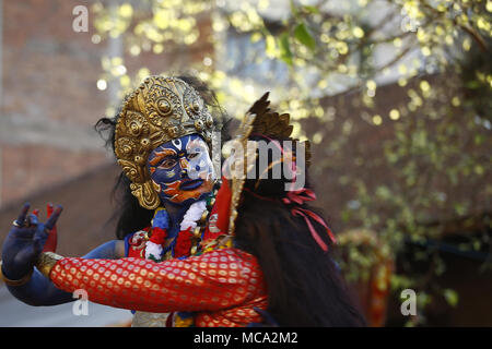 Kathmandu, Nepal. Xiv Apr, 2018. Artisti vestito come divinità eseguire una danza tradizionale degli dèi durante il festival Itumbahal, una celebrazione per contrassegnare i nepalesi Nuovo Anno a Kathmandu, Nepal Sabato 14 Aprile, 2018. Credito: Skanda Gautam/ZUMA filo/Alamy Live News Foto Stock