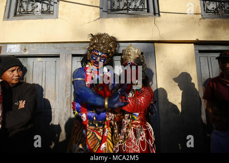 Kathmandu, Nepal. Xiv Apr, 2018. Artisti vestita come una divinità pone davanti a un tradizionale delle prestazioni durante il festival Itumbahal, una celebrazione per contrassegnare i nepalesi Nuovo Anno a Kathmandu, Nepal Sabato 14 Aprile, 2018. Credito: Skanda Gautam/ZUMA filo/Alamy Live News Foto Stock