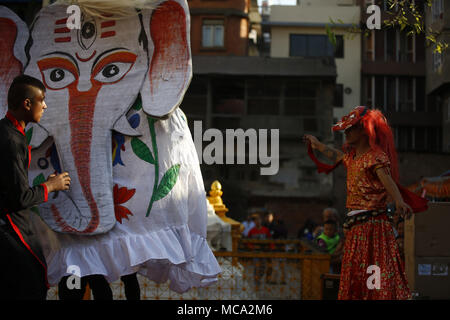 Kathmandu, Nepal. Xiv Apr, 2018. Artisti eseguono un atto di Indra Jatra durante il festival Itumbahal, una celebrazione per contrassegnare i nepalesi Nuovo Anno a Kathmandu, Nepal Sabato 14 Aprile, 2018. Credito: Skanda Gautam/ZUMA filo/Alamy Live News Foto Stock