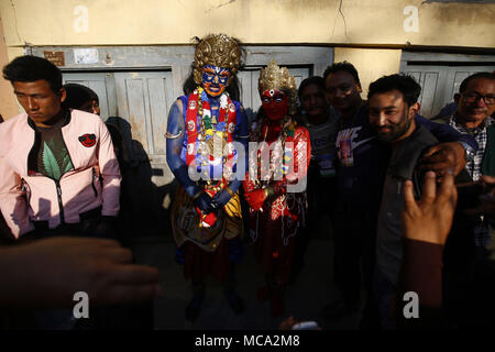 Kathmandu, Nepal. Xiv Apr, 2018. Artisti vestita come una divinità pone davanti a un tradizionale delle prestazioni durante il festival Itumbahal, una celebrazione per contrassegnare i nepalesi Nuovo Anno a Kathmandu, Nepal Sabato 14 Aprile, 2018. Credito: Skanda Gautam/ZUMA filo/Alamy Live News Foto Stock