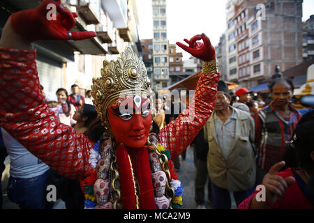 Kathmandu, Nepal. Xiv Apr, 2018. Un artista vestita come una divinità pone davanti a un tradizionale delle prestazioni durante il festival Itumbahal, una celebrazione per contrassegnare i nepalesi Nuovo Anno a Kathmandu, Nepal Sabato 14 Aprile, 2018. Credito: Skanda Gautam/ZUMA filo/Alamy Live News Foto Stock